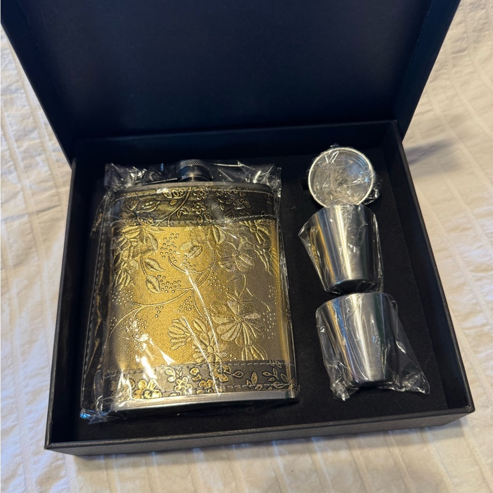 Hip Flask w/Two Shot Glasses & Funnel-Stainless Steel 8 Oz (230ml)-NIB Gift Set - Picture 12 of 12